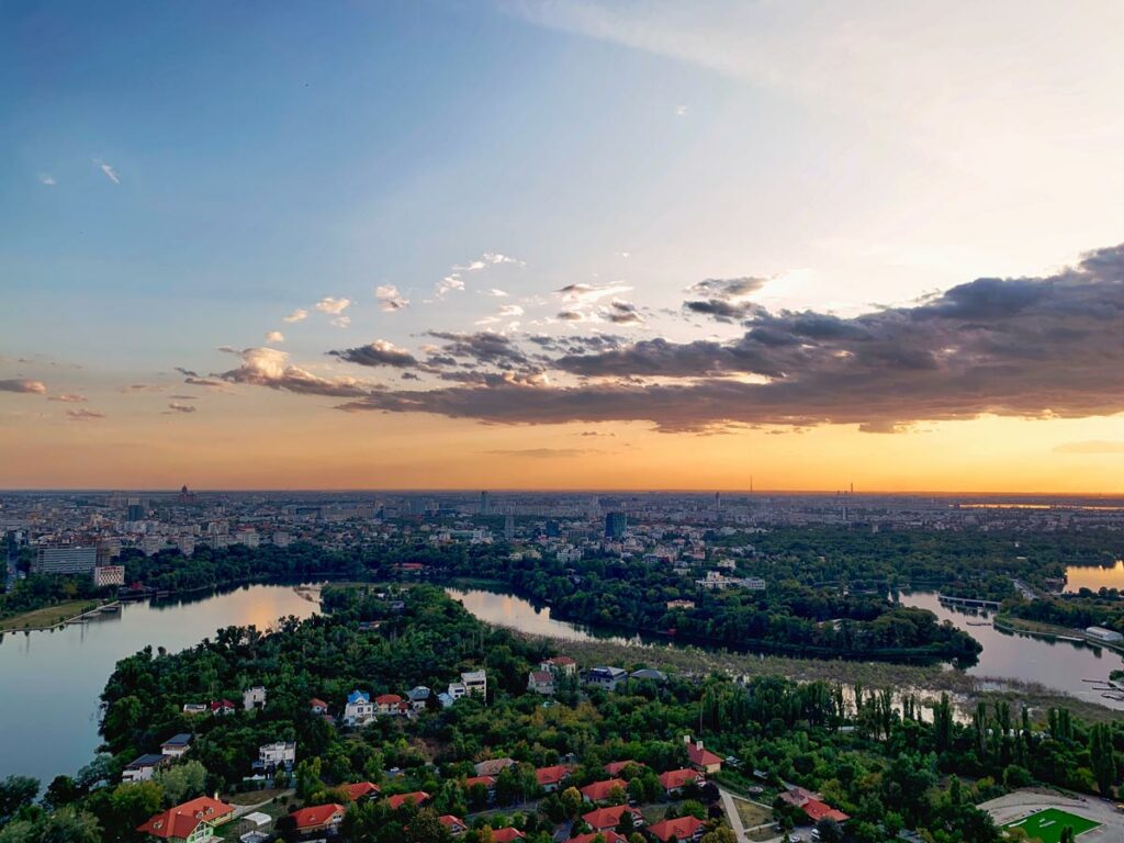 panoramic-image-with-lake